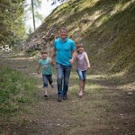 wandelen family-763285_1280