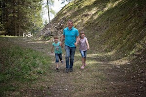 wandelen family-763285_1280
